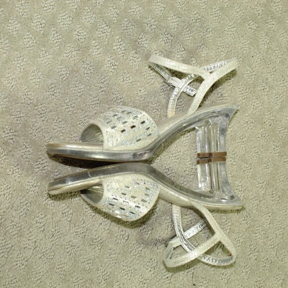 Kenneth Cole Reaction Women's 5 Silver Beaded 2.5" Clear Acrylic Block Heels - Picture 4 of 9